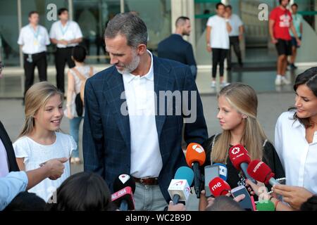 Madrid, Spagna. Il 27 agosto, 2019. Felipe VI e Letizia Reyes de España parlare con la stampa accompagnata dalle loro figlie Principessa Leonor e la Infanta Sofia in ospedale dopo la visita di re Juan Carlos I, che si sta riprendendo da un cuore aperto il funzionamento. Credito: dpa picture alliance/Alamy Live News Foto Stock