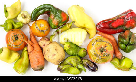 Alla moda di brutto Organici ortaggi: patate, carote, cetrioli, peperoni, peperoncini, la melanzana e il pomodoro su sfondo bianco, brutto concetto alimentare, orizzontale Foto Stock