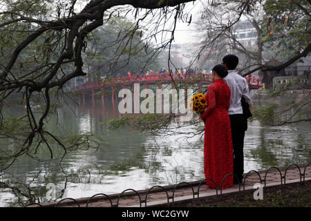 Un buon modo per iniziare la vostra esperienza di Hanoi è di fare una passeggiata attraverso la frenetica stradine della città vecchia a Haon Kiem Lake. Foto Stock