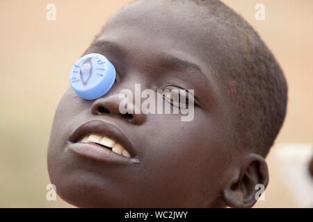 TORIT,, SUD SUDAN-febbraio 21, 2013: Unidentified boy gioca con home giocattolo nel villaggio di Bor, sud Sudan Foto Stock