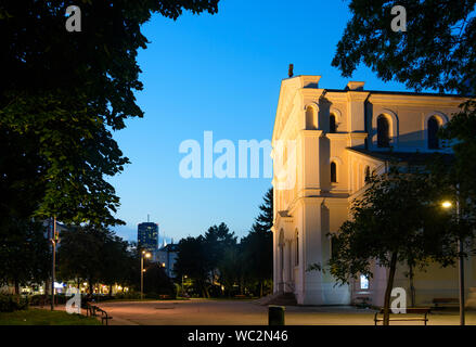 Wien, Vienna: quartiere Kaisermühlen, quadrato Schüttauplatz, chiesa Herz Jesu, DC Tower 1 in 22. Donaustadt, Wien, Austria Foto Stock