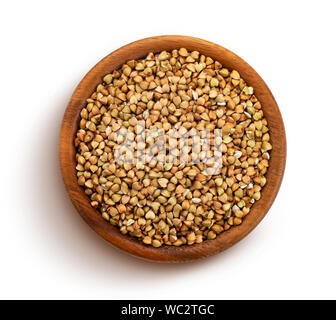 Verde chicco di grano saraceno in ciotola di legno isolato su sfondo bianco, vista dall'alto Foto Stock