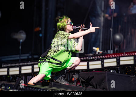 Leeds, Regno Unito. Il 25 agosto 2019. Billie Eilish nato Billie Eilish Baird pirata O'Connell esegue sul palco principale al festival di Leeds 2019, 2019-08-25 Foto Stock