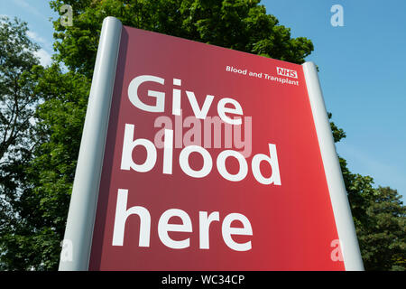 La segnaletica che indica la posizione di un NHS di donazione di sangue nel centro di Manchester, UK. Foto Stock