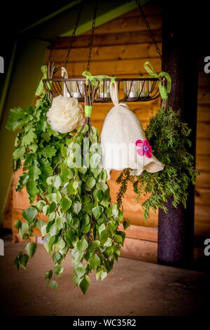 La Betulla, ginepro,quercia sauna accompagna scope ( noto anche come vasta, vihta o venik) appesi ed essiccamento. Sentivo la donna sauna hat a spugna. Sauna hat mantiene Foto Stock