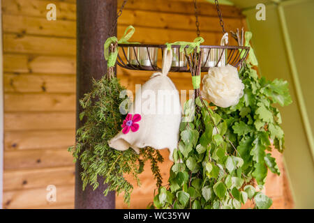 La Betulla, ginepro,quercia sauna accompagna scope ( noto anche come vasta, vihta o venik) appesi ed essiccamento. Sentivo la donna sauna hat a spugna. Sauna hat mantiene Foto Stock