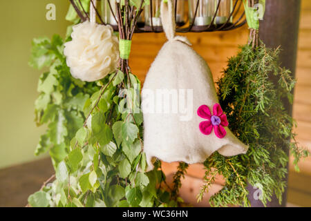 La Betulla, ginepro,quercia sauna accompagna scope ( noto anche come vasta, vihta o venik) appesi ed essiccamento. Sentivo la donna sauna hat a spugna. Sauna hat mantiene Foto Stock