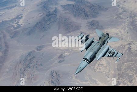 Un U.S. Air Force F-16 Fighting Falcon si stacca dopo la ricezione del carburante da un KC-135 Stratotanker assegnato al 340 Expeditionary Air Refuelling Squadron fuori Kandahar Airfield, Afghanistan, Agosto 16, 2019. La F-16 riempie un ruolo critico di abilitazione di sicurezza locale e chiudere il supporto aereo per le forze della coalizione sul terreno. (U.S. Air Force photo by Staff Sgt. Keifer Bowes) Foto Stock