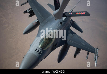 Un U.S. Air Force F-16 Fighting Falcon riceve il carburante da una KC-135 Stratotanker assegnato al 340 Expeditionary Air Refuelling Squadron fuori Kandahar Airfield, Afghanistan, Agosto 16, 2019. La F-16 riempie un ruolo critico di abilitazione di sicurezza locale e chiudere il supporto aereo per le forze della coalizione sul terreno. (U.S. Air Force photo by Staff Sgt. Keifer Bowes) Foto Stock