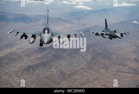 Stati Uniti Air Force F-16 Fighting Falcons volare in formazione dopo la ricezione del carburante da un KC-135 Stratotanker assegnato al 340 Expeditionary Air Refuelling Squadron fuori Kandahar Airfield, Afghanistan, 24 agosto 2019. La F-16 riempie un ruolo critico di abilitazione di sicurezza locale e chiudere il supporto aereo per le forze della coalizione sul terreno. (U.S. Air Force photo by Staff Sgt. Keifer Bowes) Foto Stock