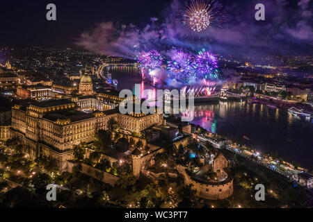 Budapest, Ungheria - Aerial vista panoramica del xx agosto 2019 fondazione statale di Fireworks con illuminata Buda Castle Royal Palace e Szechenyi C Foto Stock