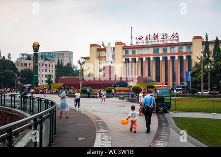 Chengdu, Cina - 27 Luglio 2019: Tianfu quadrato con Chengdu con Mao Zedong statua e dal Museo della Scienza beeing la più grande piazza pubblica nel capitale o Foto Stock