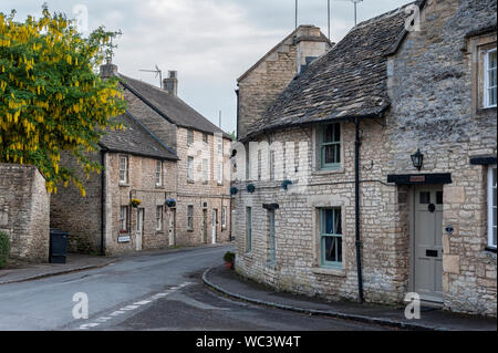 Bella strada in città Northleach, Gloucestershire, Cotswolds, England - Regno Unito Foto Stock