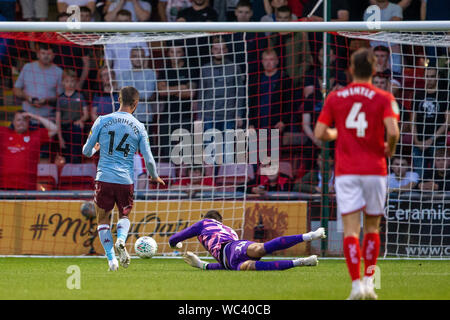 Crewe, Regno Unito. Il 27 agosto, 2019. English Football League Cup Carabao, Crewe Alexandra versus Aston Villa; un fumble da Dave Richards portiere di Crewe Alexandra consente Conor Hourihane di Aston Villa al cliente un - rigorosamente solo uso editoriale. Nessun uso non autorizzato di audio, video, dati, calendari, club/campionato loghi o 'live' servizi. Online in corrispondenza uso limitato a 120 immagini, nessun video emulazione. Nessun uso in scommesse, giochi o un singolo giocatore/club/league pubblicazioni Credit: Azione Plus immagini di sport/Alamy Live News Foto Stock
