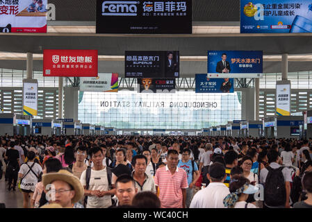 Chengdu, Cina - 28 Luglio 2019: affollata stazione ferroviaria a Chengdu durante le vacanze estive di stagione nella provincia di Sichuan città capitale della Cina Foto Stock