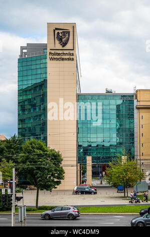 Costruzione di Politechnika Wrocławska con alcuni alberi di fronte Foto Stock