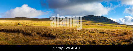 Panormaic shot del robusto a piedi fino al ruvido Tor su Bodmin Moor il secondo punto più alto in Cornwall Inghilterra UK Europa Foto Stock