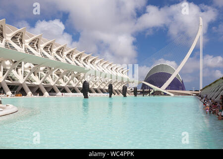 Vista laterale di Calatrava è el Museu de les Ciències Príncipe Felipe, El Pont de l'Assut de l'Or e Agora a Valencia in Spagna. Foto Stock