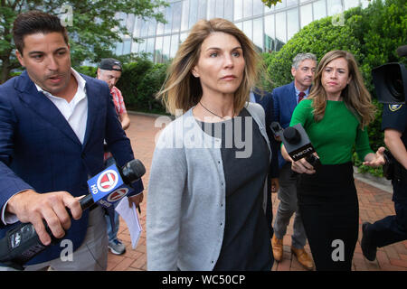 Boston, Stati Uniti d'America. Il 27 agosto, 2019. L'attrice Lori Loughlin passeggiate ultimi giornalisti come lei esce dal John Joseph Moakley United States Courthouse in Boston Martedì, 27 agosto 2019. Loughlin e suo marito Mossimo Giannulli stanno avendo un'audizione a dirimere una controversia sulla loro scelta di avvocati in un collegio di spazzamento ammissioni caso di corruzione. Credito: UPI/Alamy Live News Foto Stock