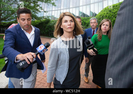 Boston, Stati Uniti d'America. Il 27 agosto, 2019. L'attrice Lori Loughlin passeggiate ultimi giornalisti come lei esce dal John Joseph Moakley United States Courthouse in Boston Martedì, 27 agosto 2019. Loughlin e suo marito Mossimo Giannulli stanno avendo un'audizione a dirimere una controversia sulla loro scelta di avvocati in un collegio di spazzamento ammissioni caso di corruzione. Credito: UPI/Alamy Live News Foto Stock