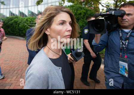 Boston, Stati Uniti d'America. Il 27 agosto, 2019. L'attrice Lori Loughlin passeggiate ultimi giornalisti come lei esce dal John Joseph Moakley United States Courthouse in Boston Martedì, 27 agosto 2019. Loughlin e suo marito Mossimo Giannulli stanno avendo un'audizione a dirimere una controversia sulla loro scelta di avvocati in un collegio di spazzamento ammissioni caso di corruzione. Credito: UPI/Alamy Live News Foto Stock