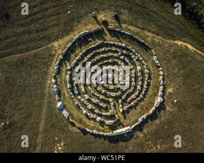 Labirinto a spirale fatta di pietre, vista dall'alto da fuco. Foto Stock