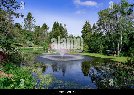 Fontana con arcobaleno, VanDusen Botanical Garden, Vancouver, British Columbia, Canada Foto Stock