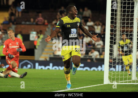 Londra, Regno Unito. Il 27 agosto, 2019. Michael Obafemi di Southampton celebra il suo punteggio del team primo obiettivo. Carabao cup 2° round, coppa EFL, Fulham v Southampton a Craven Cottage di Londra martedì 27 agosto 2019. Questa immagine può essere utilizzata solo per scopi editoriali. Solo uso editoriale, è richiesta una licenza per uso commerciale. Nessun uso in scommesse, giochi o un singolo giocatore/club/league pubblicazioni . pic da Steffan Bowen/Andrew Orchard fotografia sportiva/Alamy Live news Credito: Andrew Orchard fotografia sportiva/Alamy Live News Foto Stock