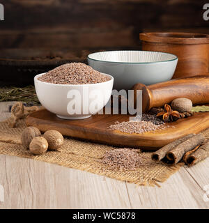 Psyllium semi in una ciotola e preparazione di cibo e cucina impostazione Foto Stock