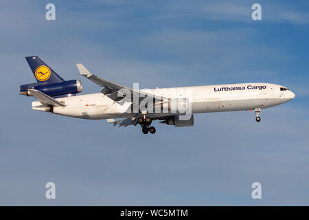 Francoforte / Germania - 8 dicembre 2012: Lufthansa Cargo MD-11 D-ALCE cargo aereo atterraggio all' aeroporto di Francoforte Foto Stock