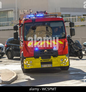 CANNES, Francia - Aprile 2019: Testa sulla vista di un camion dei pompieri con luci blu lampeggiante sul suo modo di una chiamata di emergenza a Cannes. Foto Stock