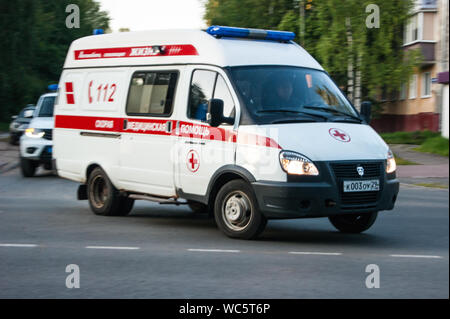 Russia, Novodvinsk - Agosto 2019. Un ambulanza passeggiate in giro per la città. Esso s scritto su una vettura - traduzione in russo - un salvavita, auto ambulanza Foto Stock