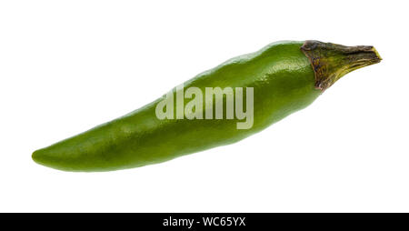 Poco fresco verde mature peperoncino isolati su sfondo bianco Foto Stock