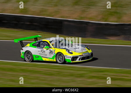 Porsche Carrera Cup GB ad Oulton Park,,la vettura numero 36, Karl Leonard, Team Racing Parker Foto Stock