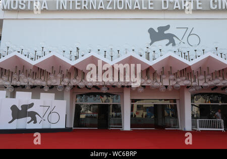 Venezia, Italia. Il 27 agosto, 2019. I membri dello staff a prepararsi per la cerimonia di apertura del 76th Venice International Film Festival di Venezia Lido, Italia, il 27 agosto, 2019. La 76th Venice International Film Festival si kick off qui il mercoledì. Credito: Cheng Tingting/Xinhua/Alamy Live News Foto Stock