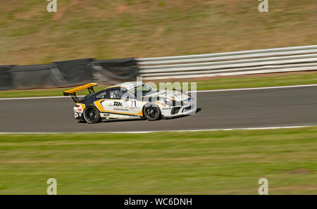 Porsche Carrera Cup GB ad Oulton Park, la vettura numero 71, Jamie Orton, JTR Foto Stock