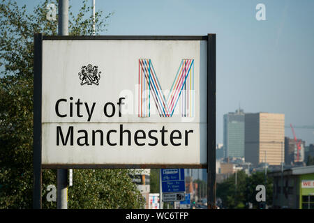 Digital Signage la lettura di "City of Manchester' situato su Bury New Road nel nord della città. Foto Stock
