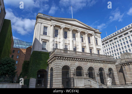 Pillared classica facciata di pescivendoli' Hall, casa dei pescivendoli' azienda sulla sponda nord del fiume Tamigi visto da Thames Path Foto Stock