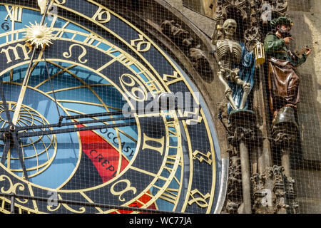 Orologio di Praga Repubblica Ceca Statua della morte, dettaglio, orologio astronomico di Praga sulla Torre del Municipio Vecchio Foto Stock