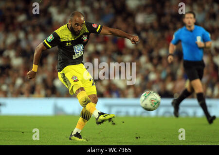 Londra, Regno Unito. Il 27 agosto, 2019. Nathan Redmond di Southampton prende un colpo all'obiettivo. Carabao cup 2° round, coppa EFL, Fulham v Southampton a Craven Cottage di Londra martedì 27 agosto 2019. Questa immagine può essere utilizzata solo per scopi editoriali. Solo uso editoriale, è richiesta una licenza per uso commerciale. Nessun uso in scommesse, giochi o un singolo giocatore/club/league pubblicazioni . pic da Steffan Bowen/Andrew Orchard fotografia sportiva/Alamy Live news Credito: Andrew Orchard fotografia sportiva/Alamy Live News Foto Stock