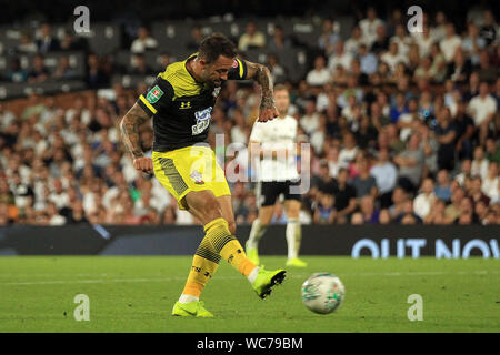Londra, Regno Unito. Il 27 agosto, 2019. Danny rali di Southampton prende un colpo all'obiettivo. Carabao cup 2° round, coppa EFL, Fulham v Southampton a Craven Cottage di Londra martedì 27 agosto 2019. Questa immagine può essere utilizzata solo per scopi editoriali. Solo uso editoriale, è richiesta una licenza per uso commerciale. Nessun uso in scommesse, giochi o un singolo giocatore/club/league pubblicazioni . pic da Steffan Bowen/Andrew Orchard fotografia sportiva/Alamy Live news Credito: Andrew Orchard fotografia sportiva/Alamy Live News Foto Stock