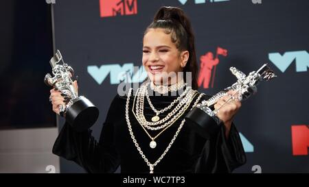 Newark, NJ, Stati Uniti d'America. 26 Ago, 2019. Rosalia in sala stampa per 2019 MTV Video Music Awards - Press Room, Prudential Center, Newark, NJ Agosto 26, 2019. Credito: Jason Mendez/Everett raccolta/Alamy Live News Foto Stock