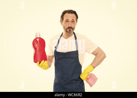 Tutto deve essere perfetto. Il servizio di pulizia e il dovere di uso domestico. L'uomo nei guanti di gomma tenere la bottiglia di sapone liquido agente di pulizia chimica. Ragazzo barbuto pulizia casalinga. Pulizia home concetto. Rub a brillare. Foto Stock