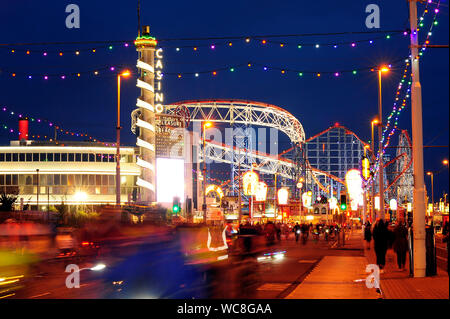 Blackpool Ride l'evento luci 2019 ciclisti passando il Big One roller coaster sulla Pleasure Beach Parco divertimenti Foto Stock