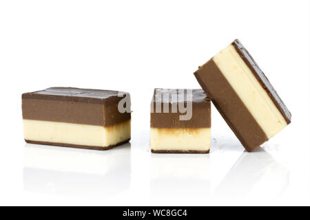 Gruppo di tre tutta la mellow due colorate pezzo di torrone barre isolate su sfondo bianco Foto Stock
