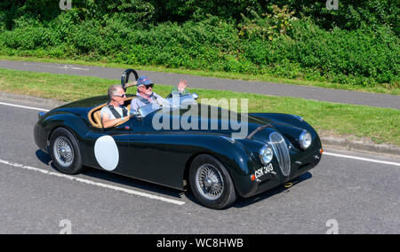 Jaguar XK 120 vintage auto sportiva su strada pubblica a Overton, Hampshire, Inghilterra, Regno Unito. Foto Stock