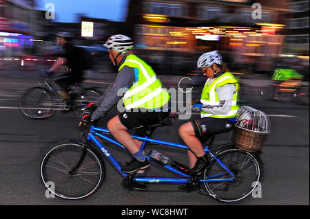 Blackpool cavalcare le luci event 2019. Le donne sul retro del tandum texting mentre l'uomo peddles Foto Stock