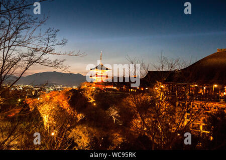 Tempio Kiyomizu-dera, durante l'illuminazione primaverile, noto per il suo palcoscenico in legno che si protende sugli alberi, Kyoto, Giappone. Foto Stock