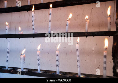 Le candele chiamavano Rōsoku per l'illuminazione quando entri nella kamidana per la preghiera in un santuario shintoista a Kyoto, in Giappone. Foto Stock