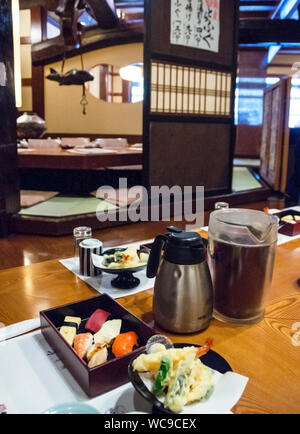 Pranzo giapponese a base di pesce bento e tempura fritta a Kyoto, Giappone. Foto Stock